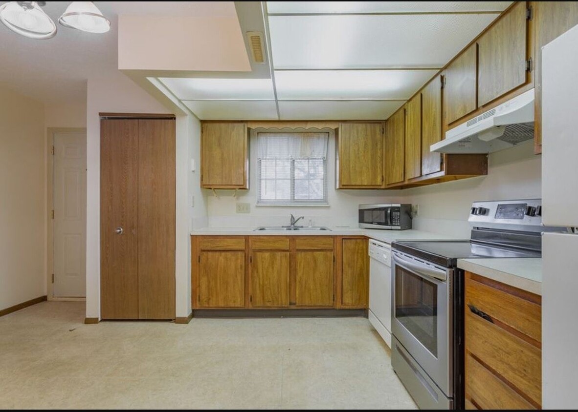 Building Photo - 534 Valley Dr
