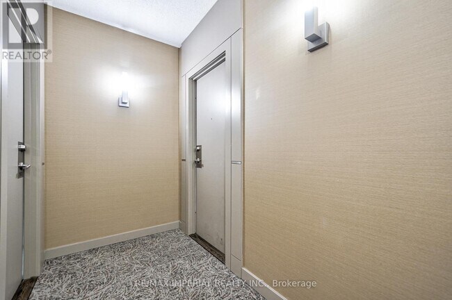 Building Photo - 330-1330 Burnhamthorpe Rd W