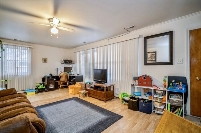 Bright Family Room - 1107 S 3rd Ave