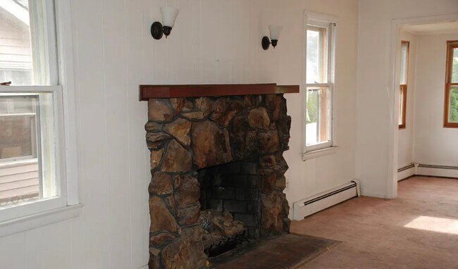 Building Photo - 66 River Dr