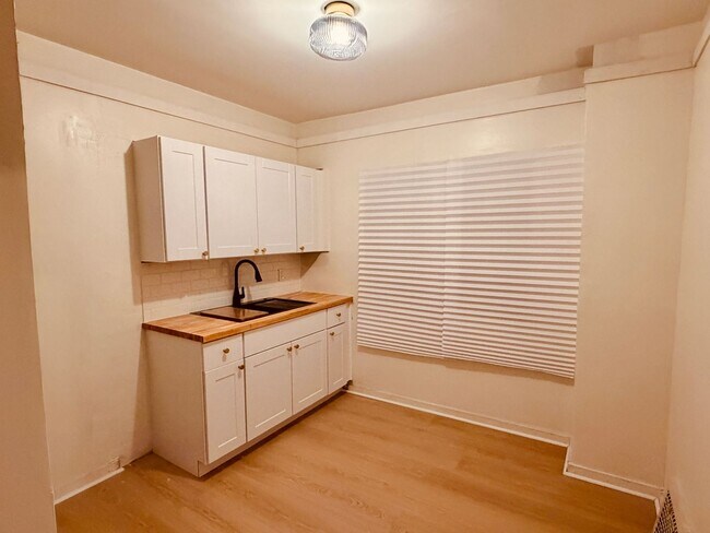 Foto del edificio - Section 8 welcomed at this Parc home