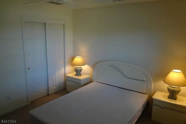 Foto del edificio - 246 Fresh Ponds Rd