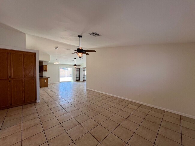 Foto del edificio - 4 BEDROOM POOL & SOLAR HOME!