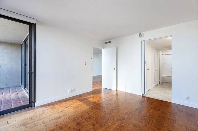 Building Photo - Queen's Surf Condos
