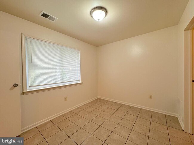 Building Photo - 4657 Logsdon Dr