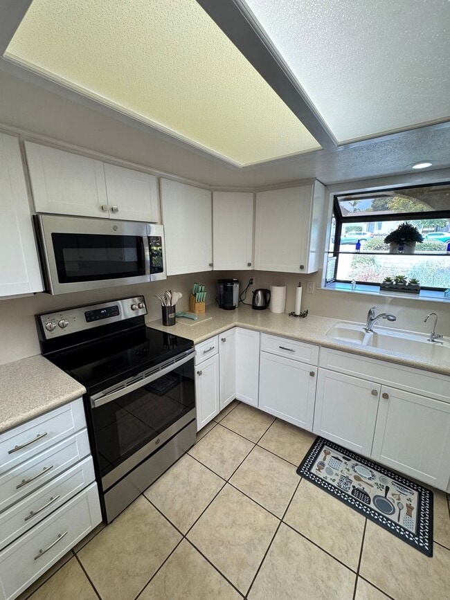 Foto del edificio - Fully Furnished Home Near the Beach in Gro...