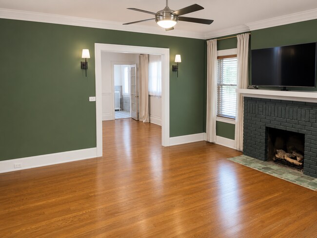 Foto del edificio - Available Stunning 5-Bedroom, 3-Bath Townhome with High-End Finishes