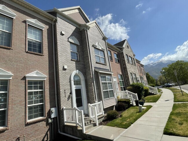 Foto del edificio - Amazing Townhome with Spectacular Views for Rent in Draper!