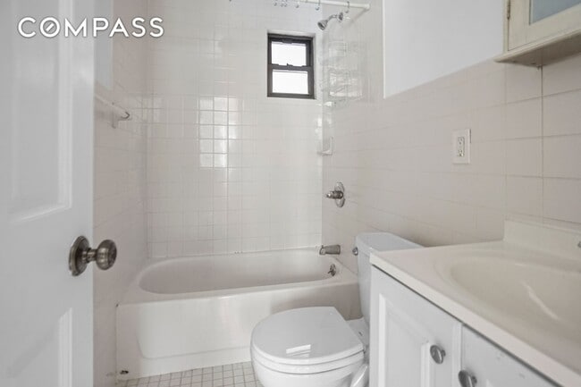 Building Photo - 270 E 78th St