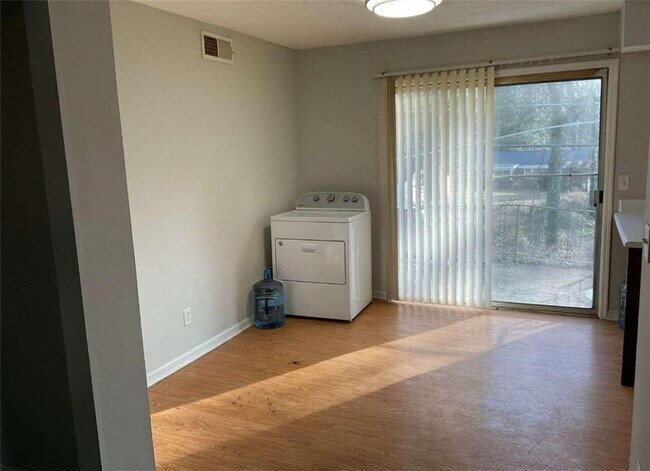 Foto del edificio - 3195 Abbeywood Dr