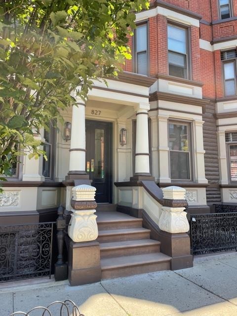 Primary Photo - 827 Washington St