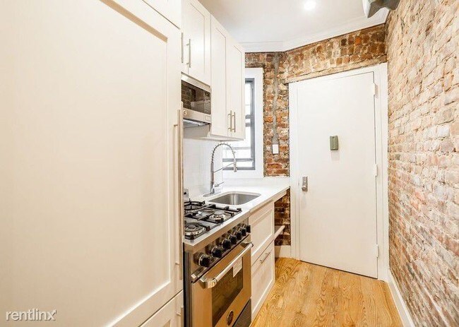 Building Photo - 309 E 75th St