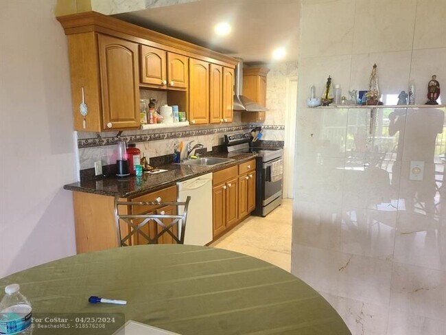 Building Photo - 3050 N Palm Aire Dr