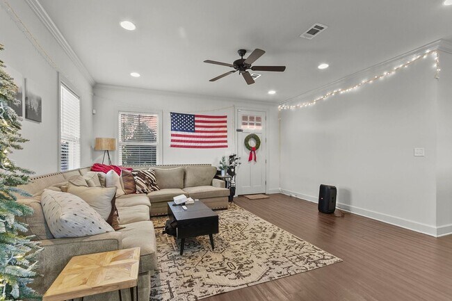 Foto del edificio - Spacious 3 Bedroom 3.5 Baths Available for Fall 2026! Schedule your Showing and Apply Today!