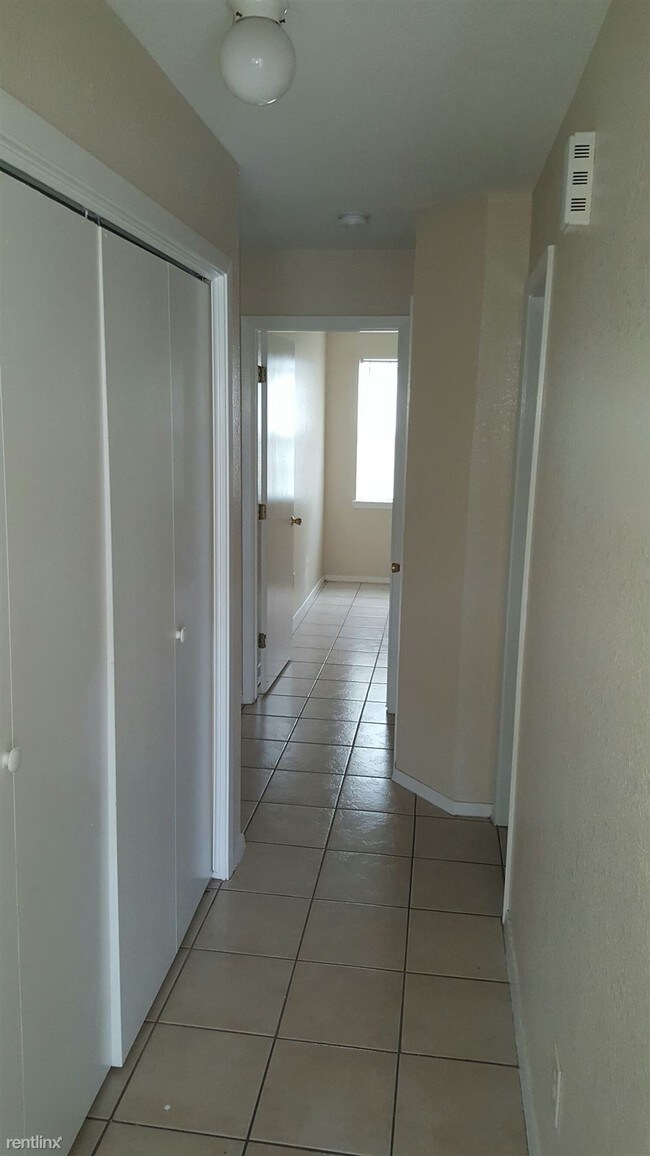 Building Photo - 2 br, 1 bath  - 448 Gilson Rd #2