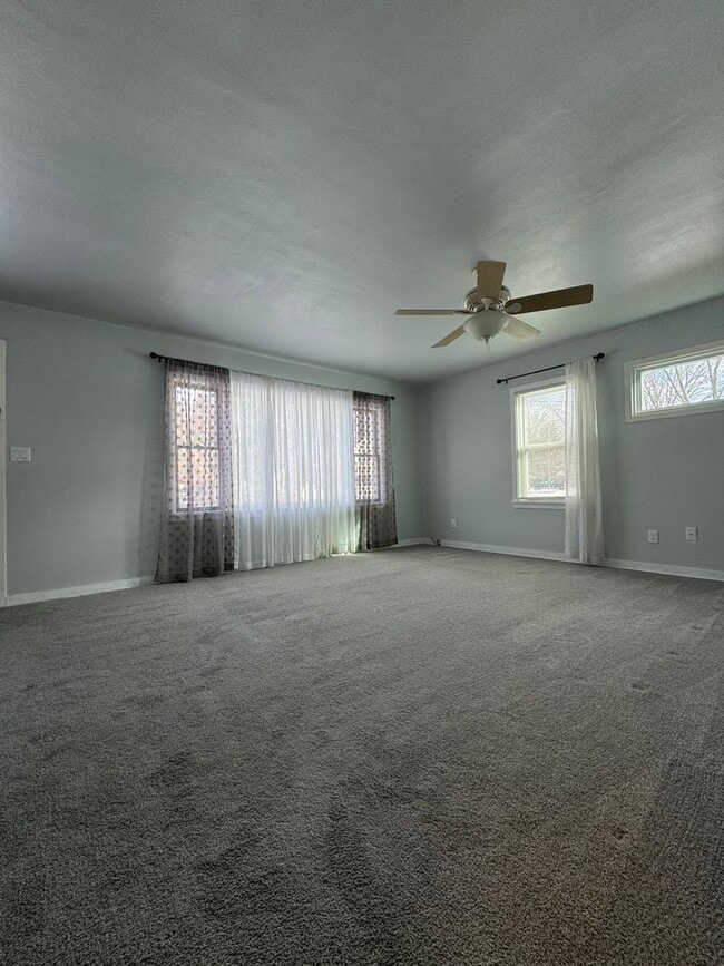 Building Photo - Beautiful 3 Bedroom 1 Bath Ranch Style Single Family Home!