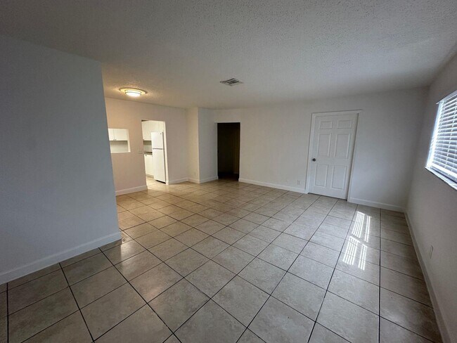 Building Photo - 3408 Riverside Dr