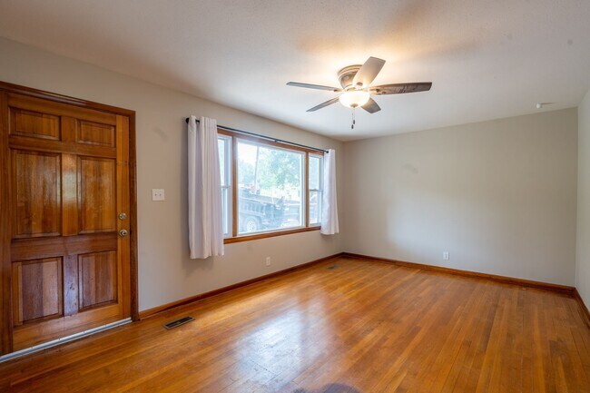 Foto del edificio - 2 bed and 1.5bath house with office space ...