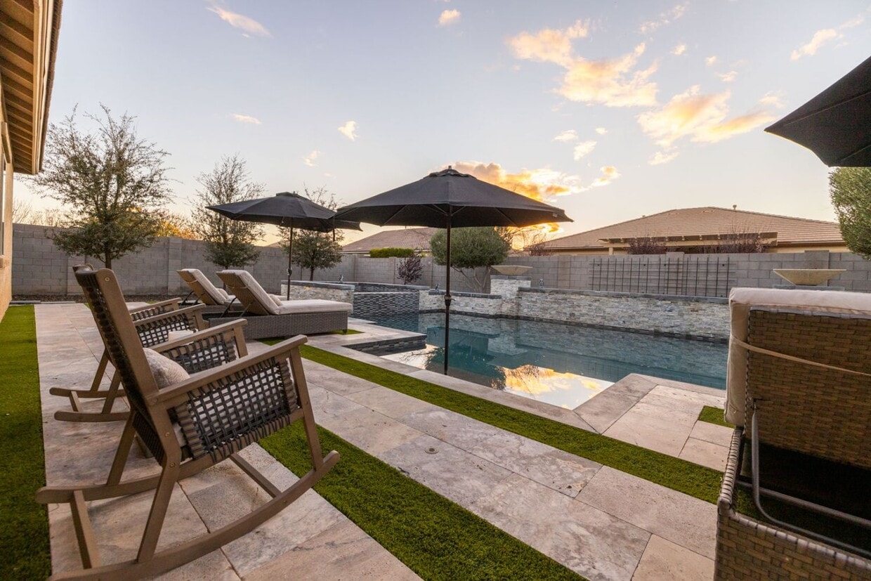 Piscina climatizada y bañera de hidromasaje - 21408 S 193rd St