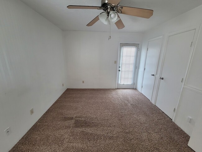 Building Photo - 1424 Deerpond Ln