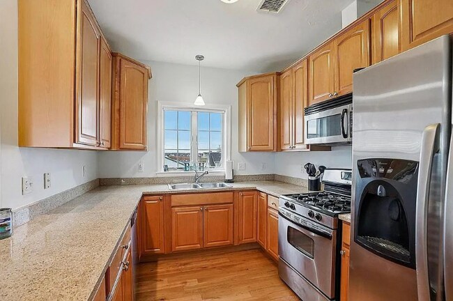 Building Photo - 7 F St