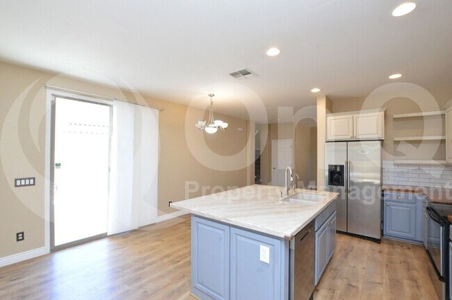 Building Photo - 4249 E Santa Fe Ln
