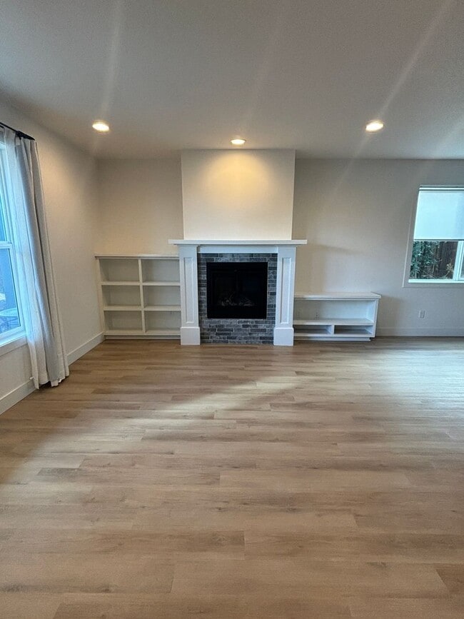 Building Photo - Spacious 4 Bedroom Home
