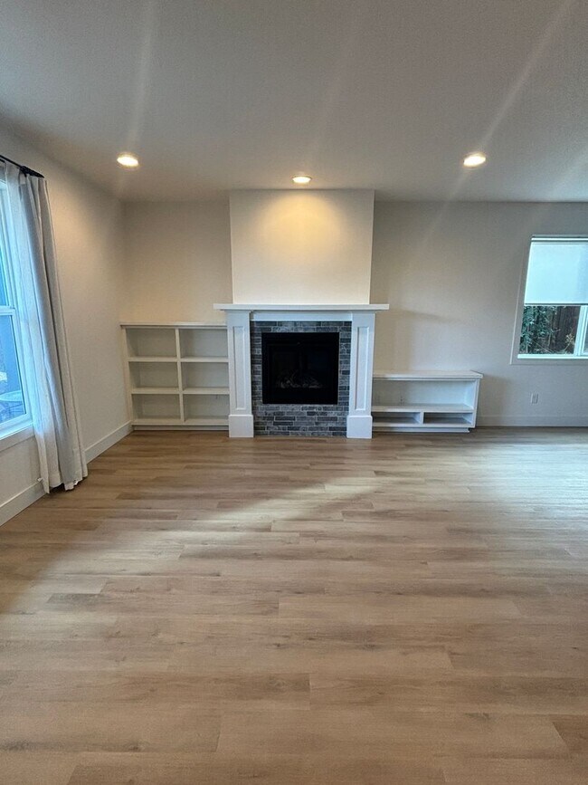 Foto del edificio - Spacious 4 Bedroom Home