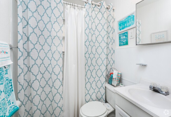 2HAB, 1BA - 619 ft² - "The Highland" - Baño - Highland Hills