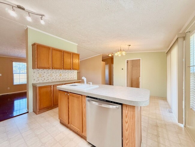 Foto del edificio - Lovely spacious home-3 bedroom-2 bathrooms-all appliances