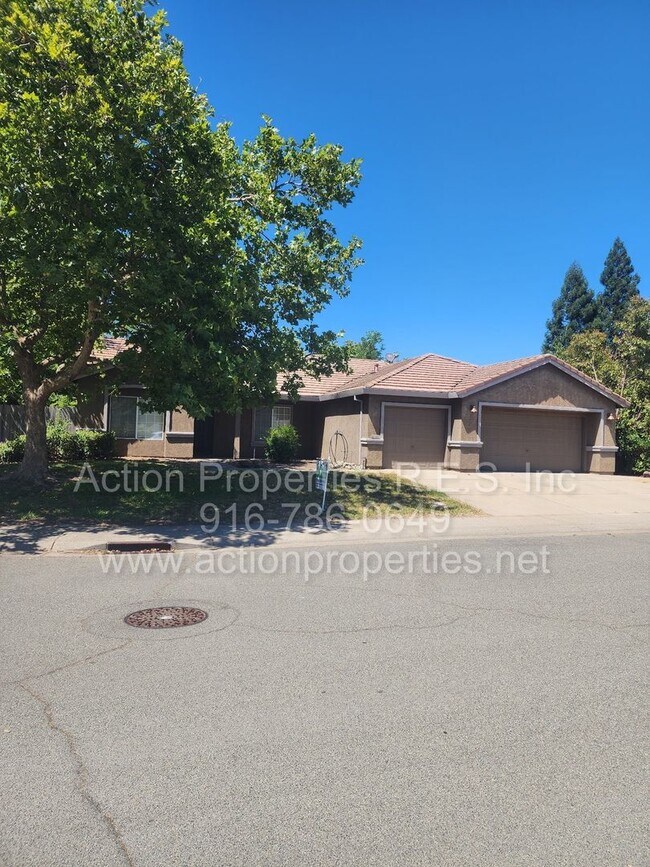 Building Photo - West Roseville 3 bedroom 2 bathroom 1406 sqft Three Car Garage Walking to Wood Creek High