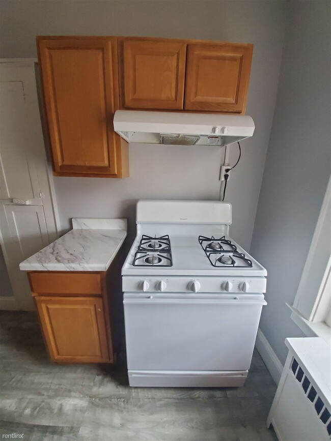 Building Photo - 1 br, 1 bath  - 831 Elm St B2