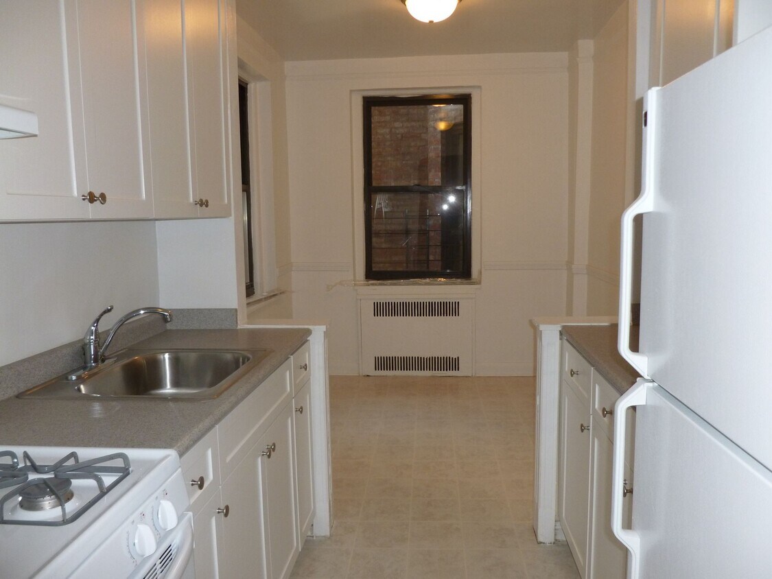 Foto principal - 65-44 Saunders St