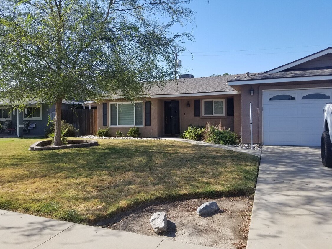Foto principal - Charming 3 bedroom 2 bathroom home located...