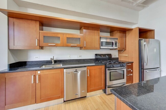 Building Photo - Amazing 2+2 in Logan Cirlce, NW DC