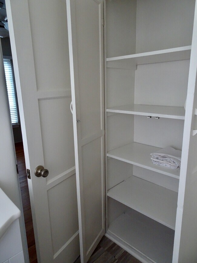 linen closed - 4076 Veselich Ave