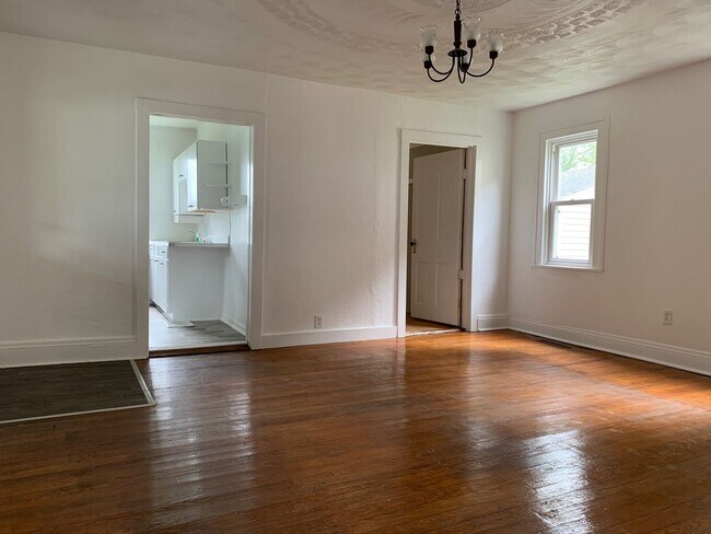 Building Photo - Two Bedroom Ranch Home