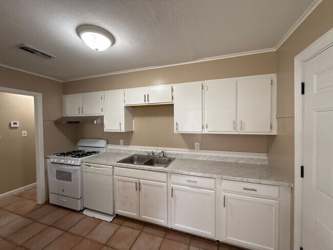 Building Photo - Country and City Side Home