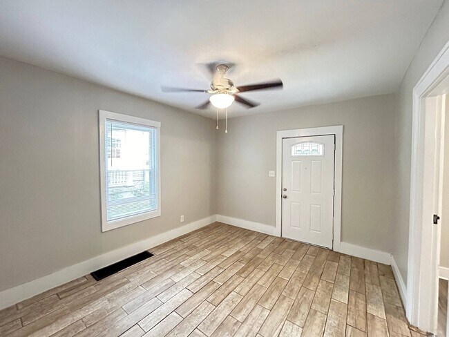 Building Photo - Utah Manor **Move in Special $200 Off Firs...