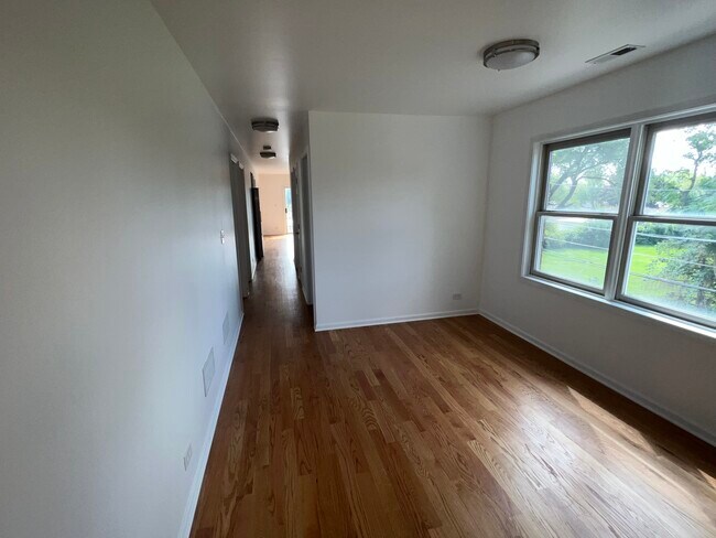 Sala de estar - 2833 Auxplaines Ave