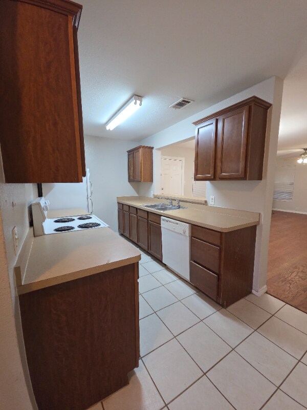 Building Photo - 3325 Hanger Ave