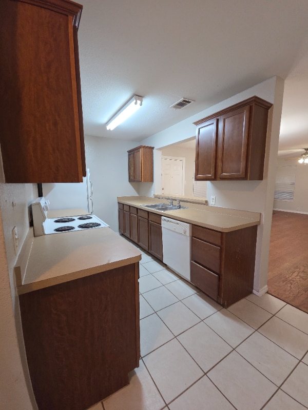 Foto del edificio - 3325 Hanger Ave