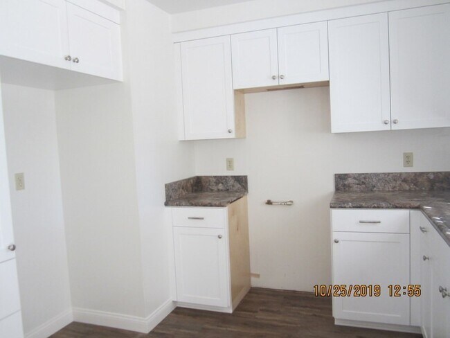 Building Photo - CHARMING 3 BEDROOM HOME