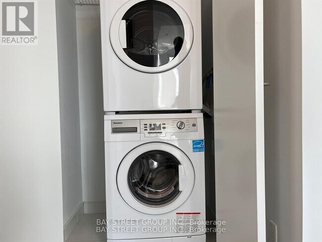 Photo du bâtiment - 181 Dundas St E