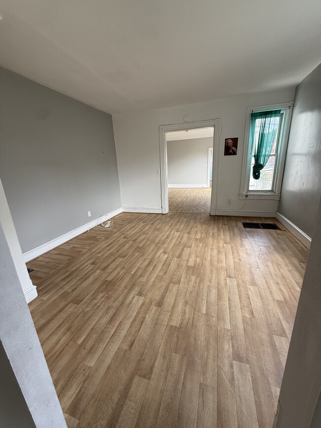 Family room - 909 N 5th St