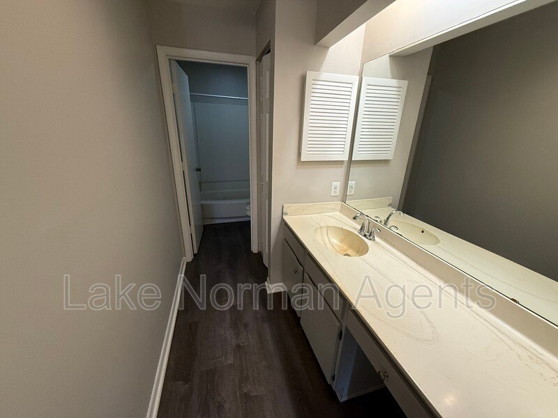 Foto del edificio - 4617 Sharon Chase Dr