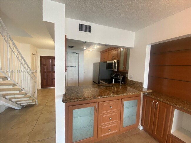 Foto del edificio - 7899 NE Bayshore Ct