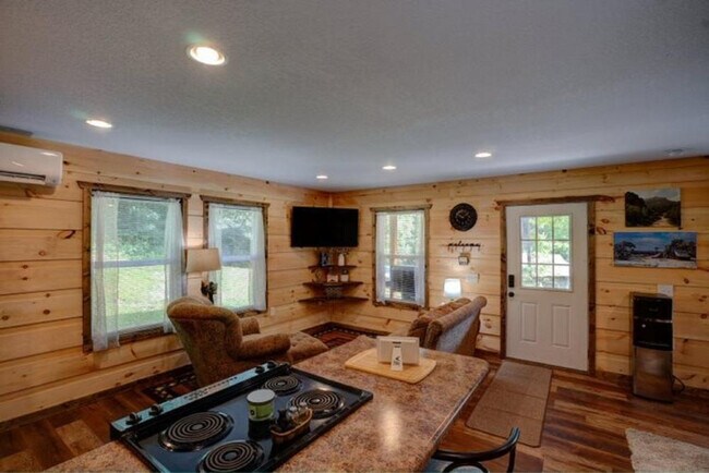 Foto del edificio - 642 Gladdens Creek Rd
