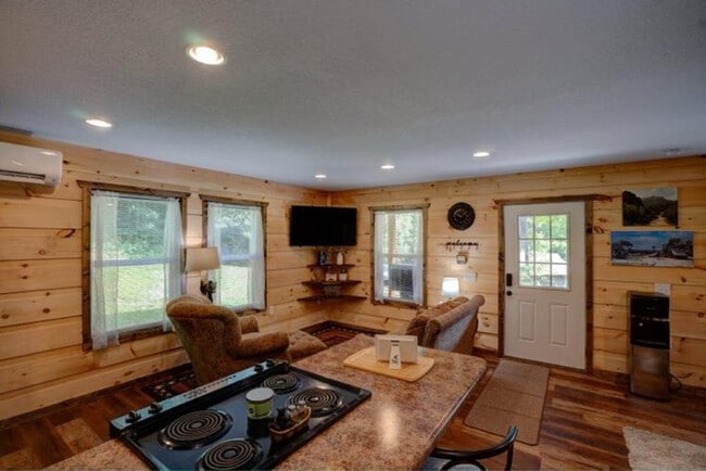 Foto del edificio - 644 Gladdens Creek Rd