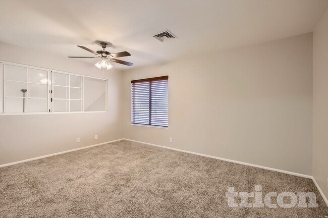 Foto del edificio - 2455 E Broadway Rd